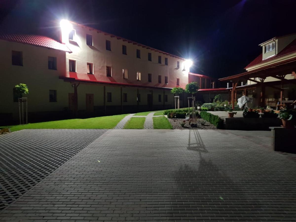 Dusniky Bendovsky Dvur B&B 외부 사진